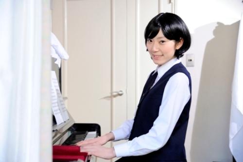 映画「ビンゴ」の回想シーンでピアノを弾くＡＫＢ４８の松井咲子