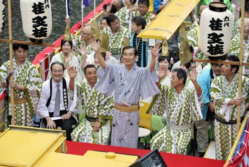 大阪・道頓堀の「船乗り込み」で、川沿いの人たちに手を振る「桂文枝」の六代目を襲名する桂三枝
