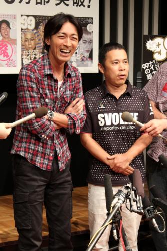 「ナインティナインのオールナイトニッ本スペシャル」発売記念イベントで、破局について語る岡村隆史（右）と矢部浩之