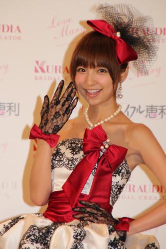 「Ｌｏｖｅ　Ｍａｒｙ　２ｎｄコレクション」記者発表会に、自身がプロデュースしたウエディングドレス姿で登場した篠田麻里子