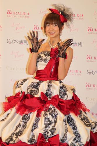 「Ｌｏｖｅ　Ｍａｒ　２ｎｄコレクション」記者発表会に、自身がプロデュースしたウエディングドレス姿で登場した篠田麻里子