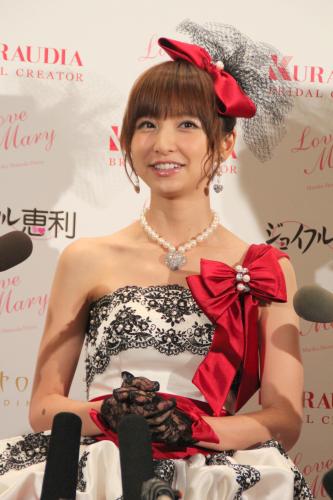 「Ｌｏｖｅ　Ｍａｒｙ　２ｎｄコレクション」記者発表会で結婚願望を語る篠田麻里子