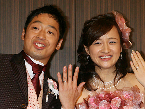 第２子誕生を発表したお笑いトリオ「安田大サーカス」の安田団長（左）とタレントのさち夫人