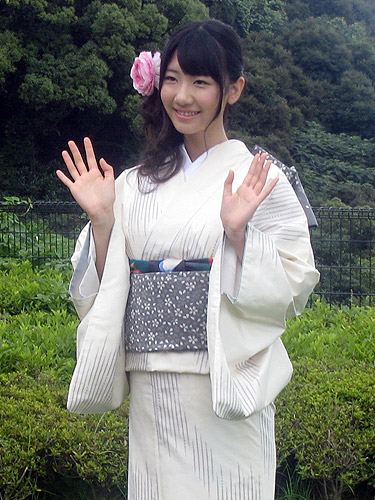 大島紬を着て記念撮影する柏木由紀
