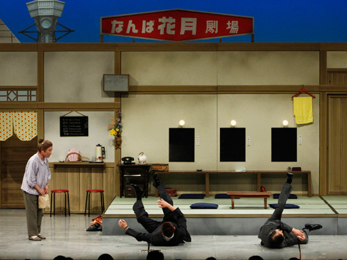 【画像・写真】文枝　襲名から一夜明け…新喜劇で見事な“ズッコケ”