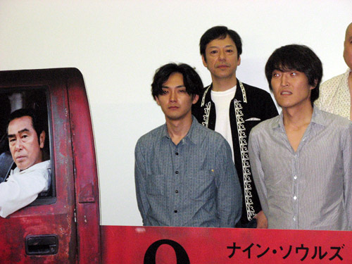 原田芳雄さんのパネルを前にする（前列左から）松田龍平、千原ジュニアら