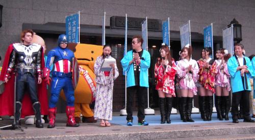 大阪市の打ち水大作戦のイベントに参加した嘉門達夫（左から４人目）