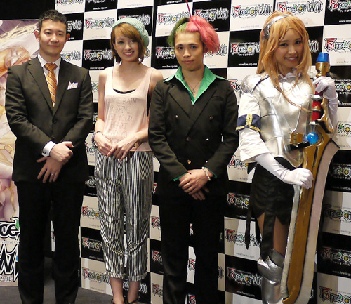 新作カードゲームの製作発表会に出席した（左から）総合プロデューサー市川氏、南明奈、成田童夢、伴美