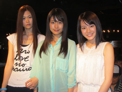 ３人で初の合同イベントを行った（左から）小篠恵奈、有村架純、藤原令子