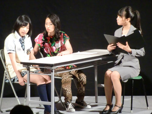 「キングオブコント２０１２」に出場し、ネタを披露するＮＭＢの（左から）近藤里奈、小谷里歩、白間美瑠