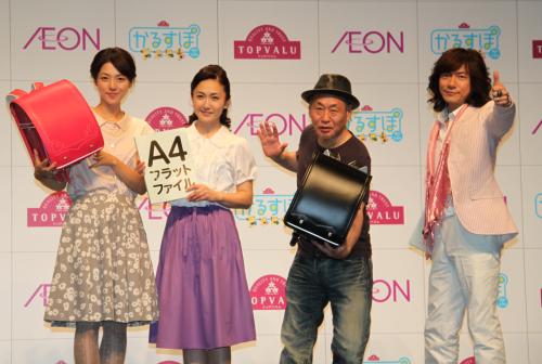 新作ランドセル「かるすぽ」記者発表会に登場した（左から）吉岡美穂、生稲晃子、泉谷しげる、ダイアモンド☆ユカイ