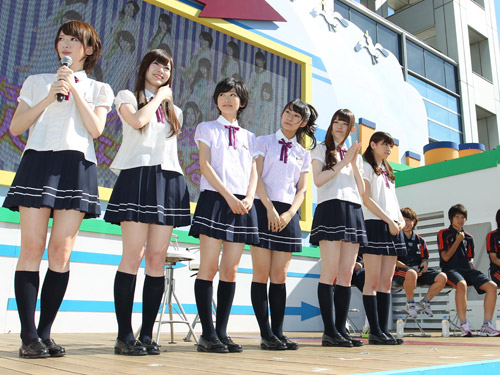 「ヤングなでしこ」応援イベントに登場した乃木坂４６の橋本奈々未（左端）ら