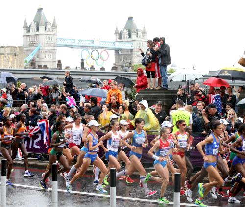 ロンドン五輪女子マラソン、タワーブリッジを背に外国勢としのぎをけずる尾崎好美（中央奥）と木崎良子（左から５人目）