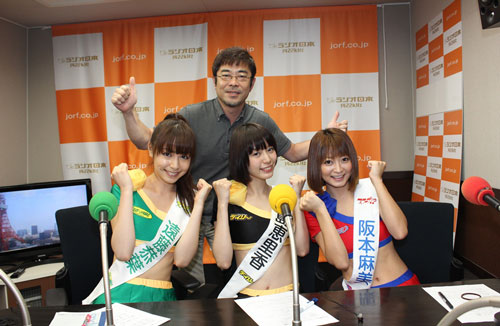 ラジオ日本で新曲「この日のために」をＰＲした（前列左から）遠藤恭葉、綱島恵里香、阪本麻美、中央上は番組ＭＣのながた和彦