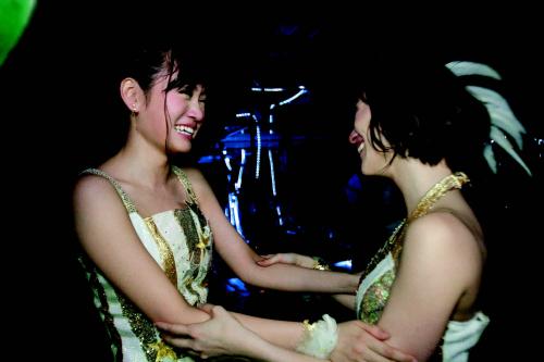 卒業を発表した後にステージ裏で大島優子（右）と抱き合う前田敦子