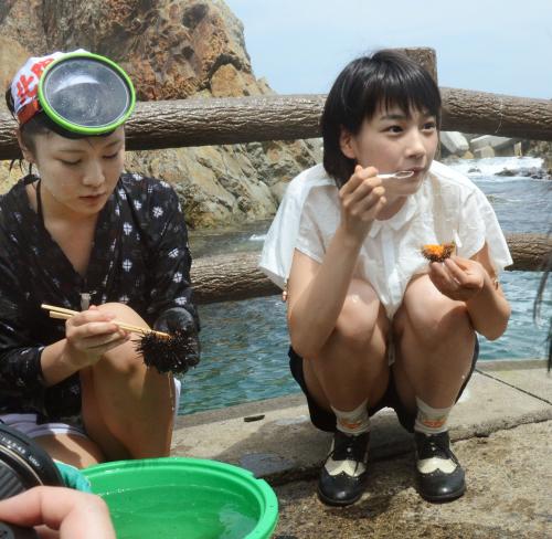 海女の仕事を見学した後、取れたてのウニを食べる能年玲奈（右）