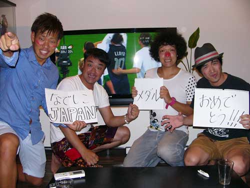 なでしこジャパンの銀メダルを祝福する（左から）ミルクボーイの駒場、たむらけんじ、ストライクのモジャ吉田、大脇拓平