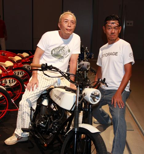 第４４回全日本マルトコ板金自動車ショウ２０１２で、バイクにまたがる所ジョージと清水圭