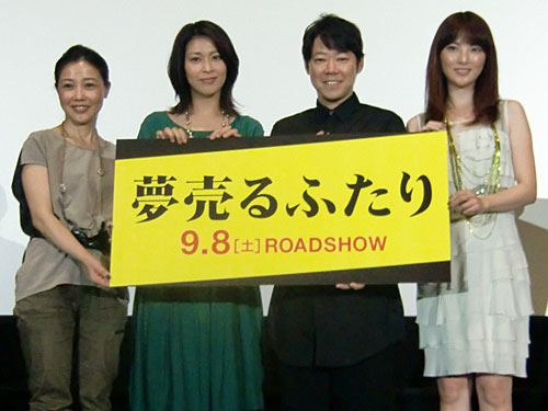 ＜映画「夢売るふたり」舞台あいさつ＞フォトセッションを行う（左から）西川美和監督、松たか子、阿部サダヲ、田中麗奈