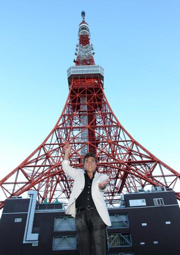 東京タワーをバックに記念撮影する小金沢昇司