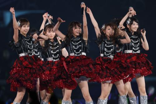 初の東京ドームコンサートで熱唱するＡＫＢ４８の（左から）篠田麻里子、小嶋陽菜、前田敦子、大島優子、柏木由紀