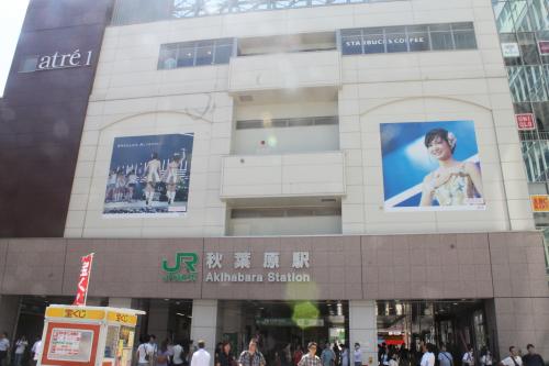 ＪＲ秋葉原駅には前田の巨大ポスターが展示