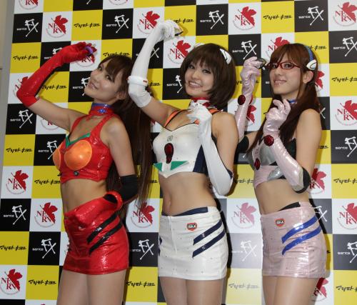 フォトセッションで目薬を手にポーズをとるエヴァンゲリオンレーシングレースクイーンの（左から）千葉悠凪、水谷望愛、高塚麻奈