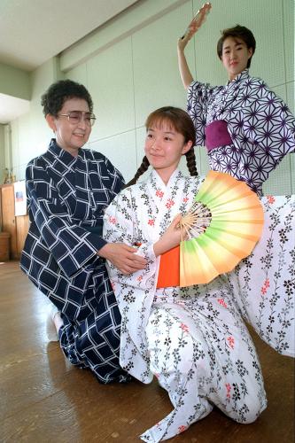 宝塚歌劇団で指導する春日野八千代さん（左）＝１９９０年９月、兵庫県宝塚市