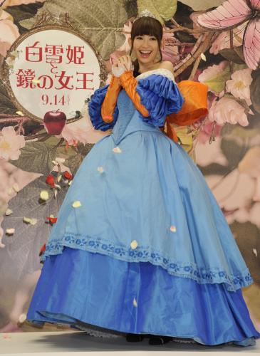 都内スタジオにて「白雪姫と鏡の女王」のＣＭ発表会に出席したＡＫＢ４８の小嶋陽菜
