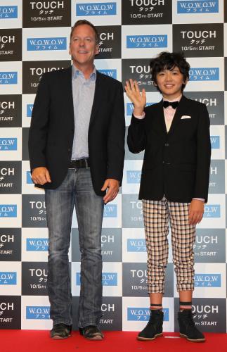 「ＴＯＵＣＨ／タッチ」会見で記念撮影に応じるキーファー・ザーランド（左）と濱田龍臣