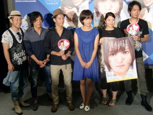 ＮＨＫ連続テレビ小説「純と愛」の会見で笑顔を見せる夏菜（左から４人目）と、主題歌を担当する「ＨＹ」のメンバー