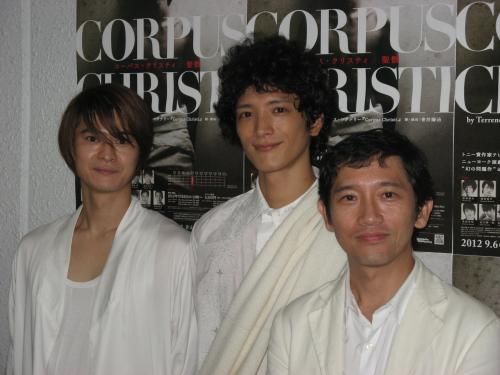 舞台「コーパス・クリスティ　聖骸」のゲネプロに出席した（左から）窪塚俊介、渡部豪太、松田洋治
