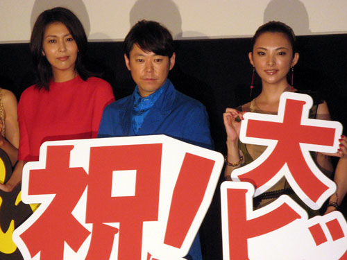 映画「夢売るふたり」の初日舞台あいさつに登場した（左から）松たか子、阿部サダヲ、田中麗奈