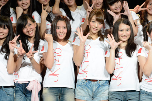 ＪＫＴ４８の公演後に行われたプレスカンファレンスに登場した仲川遥香（中央左）と高城亜樹（中央右）（C）JKT48 Project