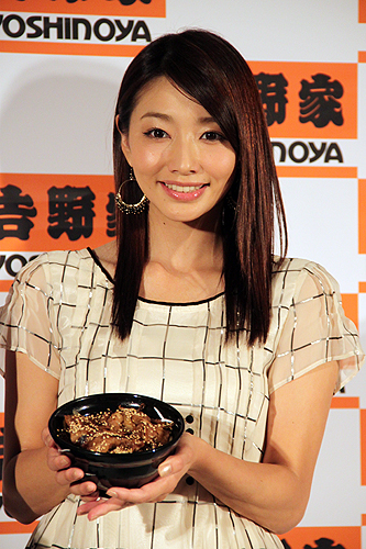 吉野家新商品「牛焼肉丼」記者発表会にゲストで出演した眞鍋かをり