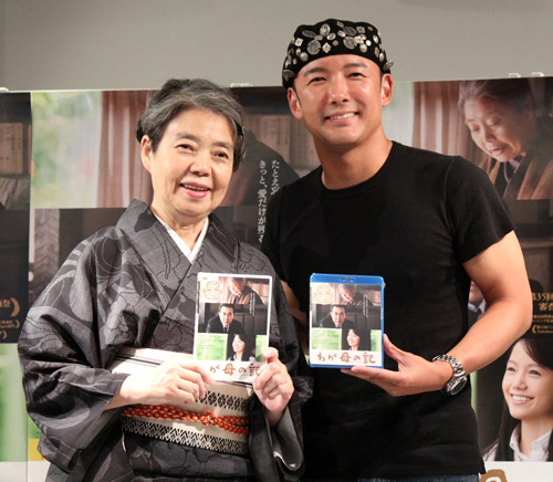 映画「わが母の記」ブルーレイ＆ＤＶＤ発売記念会見で、ＤＶＤとブルーレイをＰＲする樹木希林（左）と山本太郎