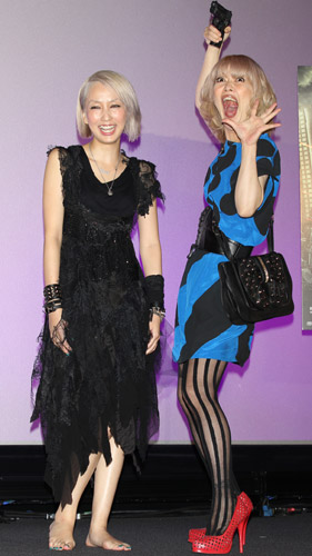 はだしで登場した中島美嘉（左）と映画の中で中島が実際に着用した衣装を着てまねをする松嶋尚美