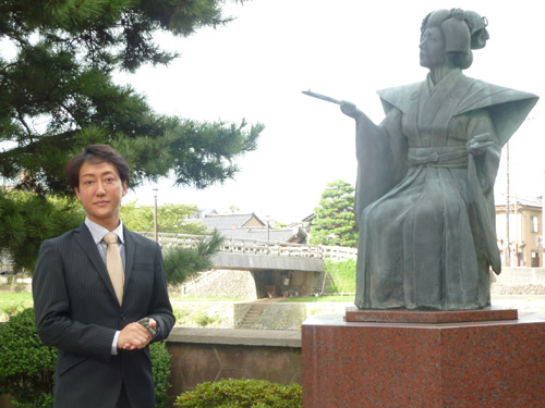 金沢にある水芸人・滝の白糸の像の前で成功を誓う市川春猿