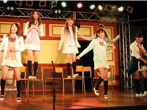 旗揚げ公演のゲネプロで熱演する八坂沙織（左から３人目）ら「超絶☆歌劇団」のメンバー