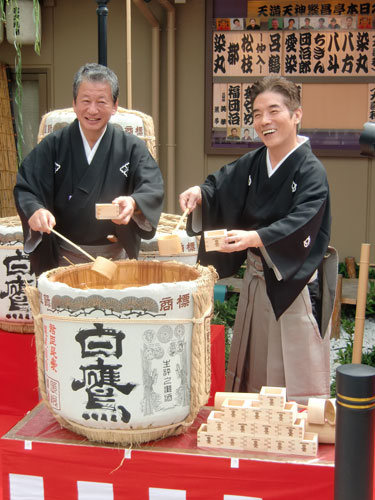 繁昌亭のオープン６周年記念式典で、笑顔を見せる桂春之輔（左）と林家染丸