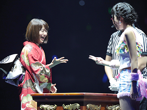 昨年のじゃんけん大会では、２回戦で前田亜美（右）に敗れ初戦敗退となった大島優子