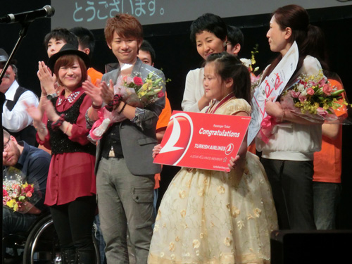 「第９回ゴールドコンサート」グランプリを受賞した佐藤英里さん（写真右から２人目）