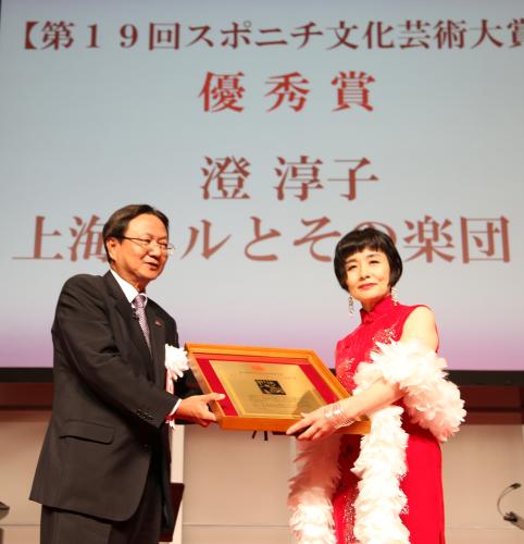 【画像・写真】昨年受賞者へ贈賞式も　優秀賞・澄淳子が熱唱