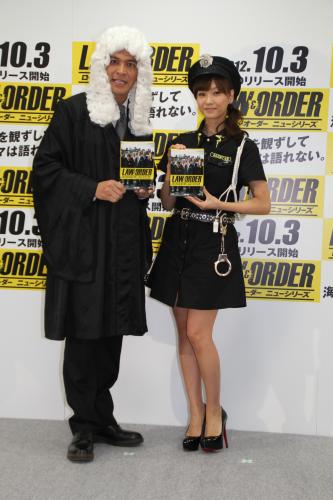 海外ドラマ「ＬＡＷ＆ＯＲＤＥＲ／ロー・アンド・オーダー」ＤＶＤリリース開始記念イベントに登場した岡田圭右（左）と藤本美貴