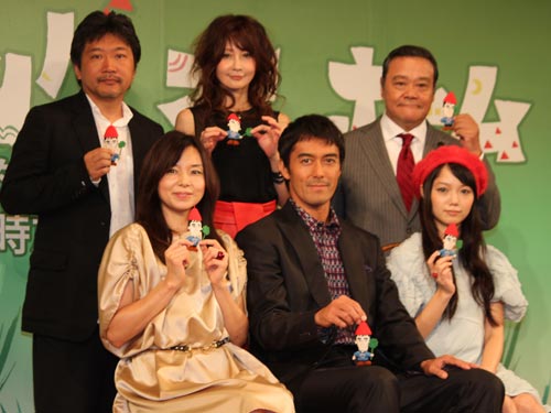 「ゴーイング　マイ　ホーム」制作発表に出席した（前列左から）山口智子、阿部寛、宮崎あおい（後列左から）是枝裕和監督、ＹＯＵ、西田敏行