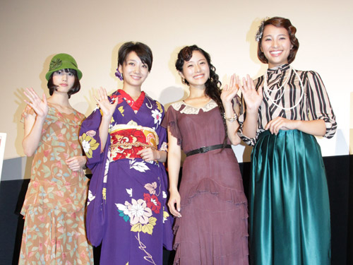 昭和のファッションに身を包み、笑顔で手を振る（左から）橋本愛、波瑠、石原さとみ、水崎綾女