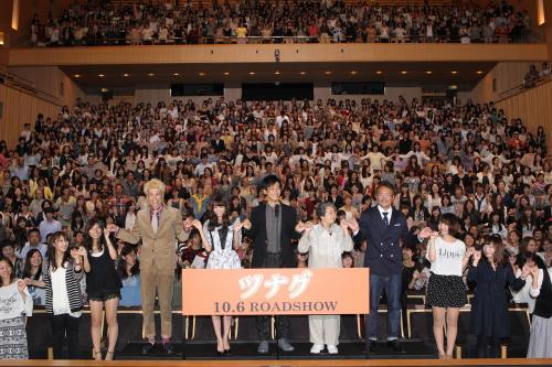 松坂桃李主演映画「ツナグ」の出演者と観客の計１００１人が１分間小指をつなぐギネス世界記録に挑んだ