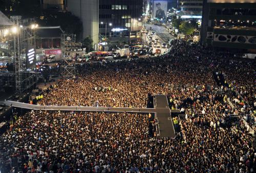 韓国の男性歌手ＰＳＹの無料コンサートでソウル中心部の市庁広場に集まったファンら