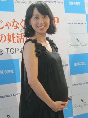著書「“不妊”じゃなくて、ＴＧＰ　私の妊活日記」の発売記念イベントを開いた東尾理子。出産予定日まで約１カ月で、お腹もふっくら。