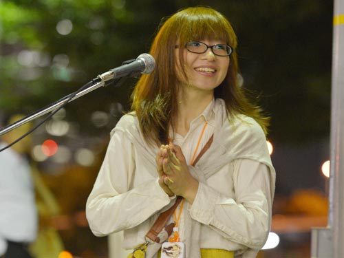 路上ライブで客の拍手を浴び、感激する宮崎奈穂子